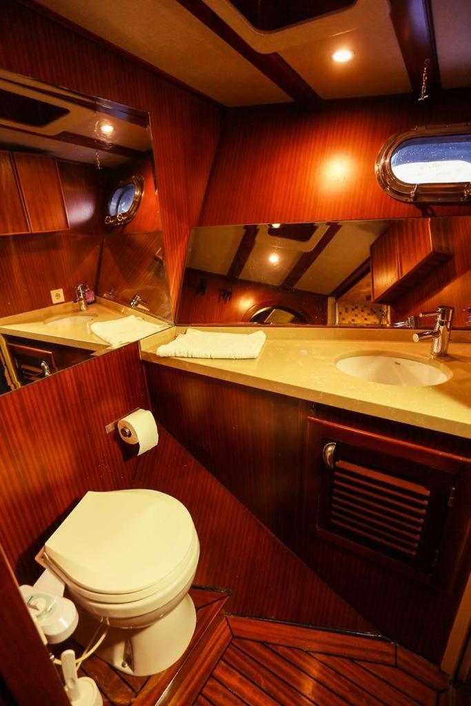 Luxury Boat In Marina Tekne
